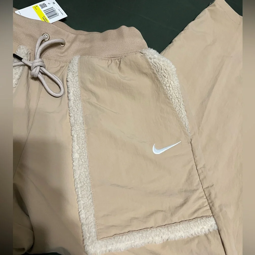 Nike Women's
Sportswear Essential
Woven High Rise Pants size small - Picture 5 of 5